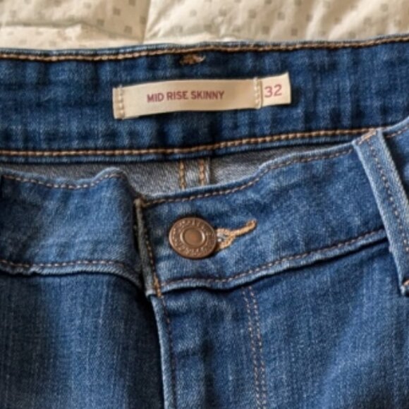 Levi's Mid-Rise Skinny with Embroidery - Picture 2 of 10